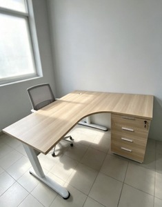 Bureau de travail commercial moderne en forme de L, placage bois, pieds en métal, hauteur réglable, design minimaliste, mobilier de bureau à domicile - Product Image 1