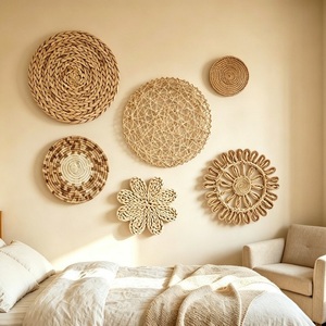 Décoration murale rustique bohème en rotin et paille Hemasa Fashions, ornement suspendu tissé à la main en fibres naturelles, motif floral - Product Image 5