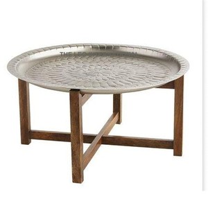 Mesa de centro de diseño ventajoso en aluminio y madera para uso en interiores y exteriores - Product Image 1