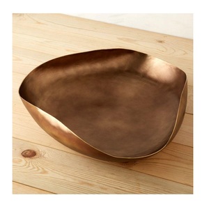 Cuenco de metal para dátiles con bordes elevados que evitan derrames, ideal para servir dátiles durante el Ramadán, Iftar y reuniones familiares. - Product Image 4