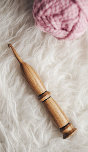 Crochet en bois J-10 (6 mm) : Outil ergonomique en bois fait main - Product Image 3