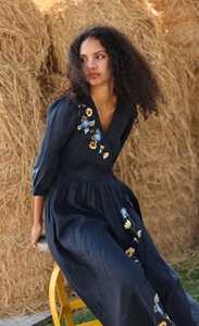 Robe portefeuille en lin bleu marine brodée à la main, motif floral artisanal en broderie anglaise, col en V, coupe trapèze mi-longue avec manches bouffantes et tournesols - Product Image 4