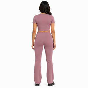 Ensemble de yoga 2 pièces pour femme : haut court à manches courtes et pantalon évasé taille haute – Tenue de sport et fitness personnalisable – Vente en gros – Fabrication de vêtements de sport - Product Image 2