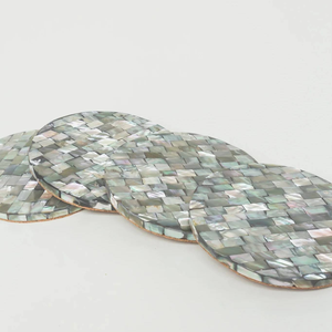 Posavasos de nácar natural con superficie pulida y diseño artístico, tapetes y almohadillas de Blossom Craft India. - Product Image 1