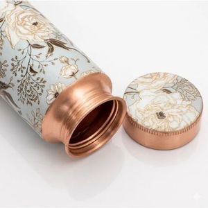Bouteille d'eau en cuivre de qualité supérieure, faite à la main, réutilisable, écologique, au design classique, avec bouchon à vis, compatible lave-vaisselle, vaisselle traditionnelle - Product Image 2