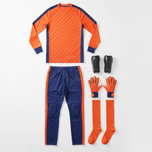 Équipement de football haut de gamme pour gardien de but avec matériau respirant et coutures robustes pour une utilisation sur une saison longue. - Product Image 2