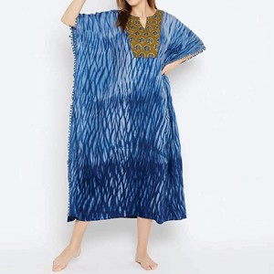 Vestido Kaftán Azul con Cuello en V para Mujer, con Bordado Dorado en el Cuello y Adorno de Borlas, Largo hasta el Suelo, Estilo Modesto para la Noche - Product Image 2