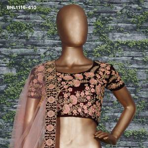 Ensemble Lehenga semi-cousu en velours épais avec fleurs de pêcher et broderies, et Choli assorti – Vente en gros - Product Image 3