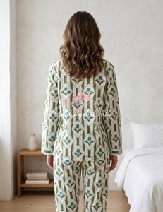 Conjunto de Pijama de Algodón Tejido con Estampado Floral Hecho a Mano para Mujer, Elegante Ropa de Dormir a Rayas Verde Salvia para Verano - Product Image 4
