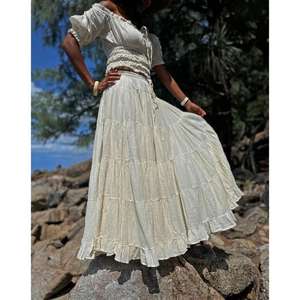 Ensemble deux pièces bohème blanc pour femme, haut court smocké à épaules dénudées et jupe longue étagée fluide, tenue de plage et de villégiature, ensemble coordonné - Product Image 2