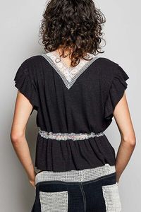 Blusa de Manga Corta con Cuello en V, Volantes y Detalle de Encaje, Marca POL - Product Image 4