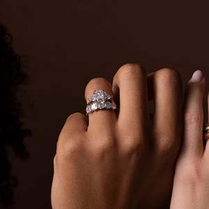 Bague de fiançailles de luxe en or massif 14 carats avec diamant cultivé en laboratoire certifié IGI CVD HPHT, taille radiant et triligne, bijoux fins unisexes - Product Image 3