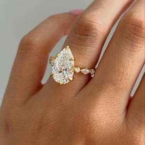 แหวนเพชรทรงลูกแพร์ VVS Diam Elegant Pear Cut เพชรเลี้ยงในห้องปฏิบัติการ สี E เงินแท้ 925 ตัวเรือนแบบหนามเตย สำหรับงานหมั้นและงานแต่งงาน ประดับเพชรทรงกลม/ทรงมาร์คีส์ด้านข้าง - Product Image 6