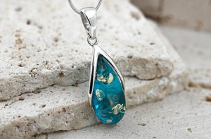 Pendentif en pierre d'ambre bleue, argent sterling 925 plaqué or, serti clos vintage, fait main, petite pierre précieuse, bijoux océaniques - Product Image 4