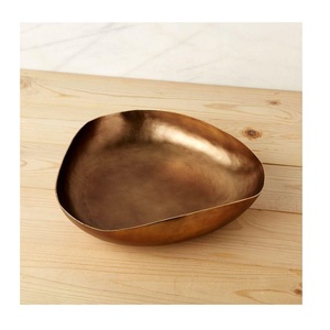 Moderna frutera de metal pulido grueso con base perforada - Product Image 6