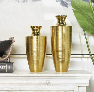 Encantador florero esférico dorado colocado sobre un elegante soporte metálico con adornos de hojas, disponible a precios de mayorista. - Product Image 3