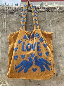 กระเป๋าโท้ทกำมะหยี่สีมัสตาร์ดสั่งทำขายส่ง พร้อมลายปักตัวอักษร LOVE สีน้ำเงิน รูปหัวนกพิราบ หัวใจ และลายดอกไม้สุดเก๋ - Product Image 4