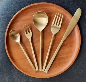 Ensemble de couverts en métal de luxe, collection attrayante de cuillères, fourchettes et couteaux pour une table contemporaine - Product Image 1