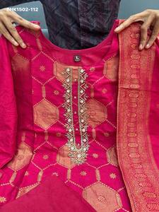 Conjunto de Kurti-Pantalón Recto y Dupatta Banarasi de la Mejor Calidad con Tejido Jacquard Zari - Hecho a Mano - Exportador de Moda Femenina - Product Image 4
