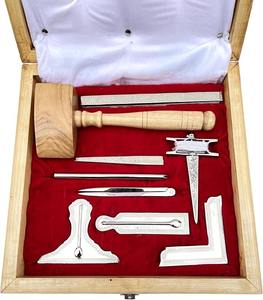 Ensemble d'outils maçonniques en métal argenté et doré, accessoires dans une boîte en bois avec doublure en velours - Product Image 2