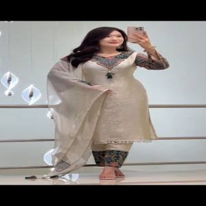 Ensemble de costume VASTRA COTTAGE en tissu Banarasi pur avec col en jacquard Zari fait main, pantalon soyeux et dupatta pour occasions festives - Product Image 5