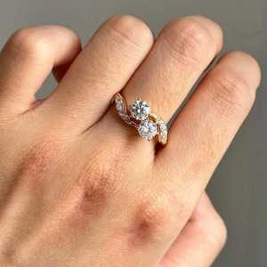 Anillo de banda cruzada Toi et Moi con diamante redondo de 1.04 quilates cultivado en laboratorio para mujer, oro macizo de 14 quilates, regalo de boda único para parejas - Product Image 1