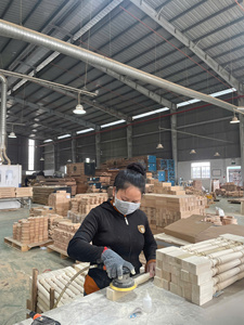 Balaustres de madera comerciales de roble rojo con diseño cuadrado, piezas de madera para escaleras y balcones - Product Image 6
