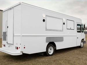 Camión de Comida Nuevo de 18 Pies, Marca Freightliner MT45/MT55, Convertido a Camión de Comida con Prensa para Panini y 4 Ruedas - Product Image 3