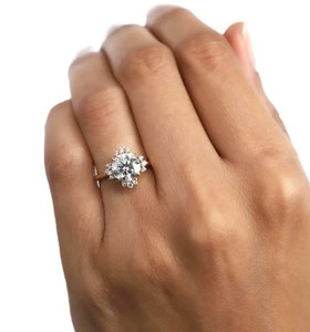 Bague de fiançailles en or massif 10K/14K/18K avec diamant de laboratoire rond ou moissanite, certifiée IGI, couleur DEF, clarté VS/VVS, style halo ou grappe - Product Image 5