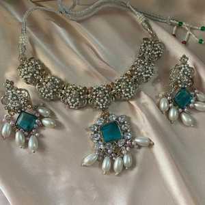 Parure de bijoux vintage en alliage avec cristaux, motif floral, plaqué argent antique, pour femme, idéale pour mariage et soirée - Product Image 3