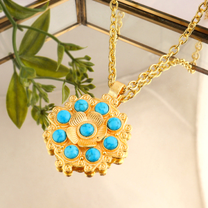 Collar con colgante de turquesa natural victoriana hecho a mano, chapado en oro de 18k, medallón floral ornamentado, cadena con dije de piedra preciosa vintage. - Product Image 3