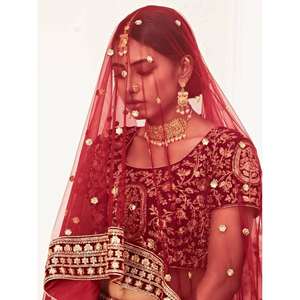 Impressionnant vêtement de mariée en velours brodé rouge Lehenga Choli - Product Image 4