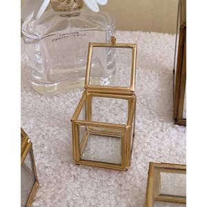 Organiza tus tesoros en una vitrina que se siente como una exhibición de boutique en tu propio hogar, recién llegada a bajo costo. - Product Image 3