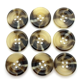 Nouveau style de bouton en résine imitation corne à 4 trous pour chemises et manteaux, idéal pour la vente en gros et l'artisanat naturel - Product Image 2