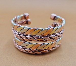 Anillo Artesanal Bicolor Tipo Rompecabezas – Elegante Banda Entrelazada de Plata y Cobre, Joyería de Metal Mixto Hecha a Mano - Product Image 4
