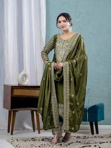 Aujourd'hui, présentation du Salwar Suit en soie Chino pure et lourde, avec broderie riche et motifs en sequins, ensemble Salwar avec Dupatta, en gros. - Product Image 6