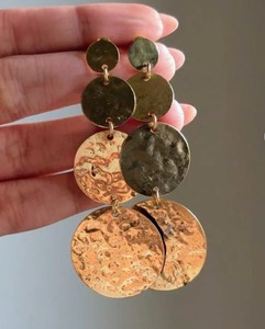Nuevo Pendiente Circular Texturizado con Efecto Martillado |   Pendientes de latón con textura de 4 círculos |   Boho |   Comprar Pendientes Redondos Dorados de Diseño - Product Image 4