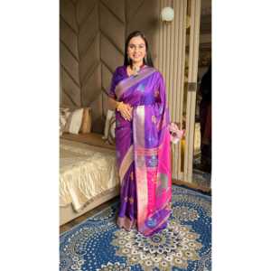 Sari de Seda Suave Violeta Elite Weaves Ikkat Patola con Borde Dorado Zari y Motivos Meenakari de Pavo Real para Bodas - Product Image 1