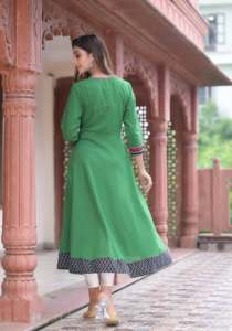 Kurta Anarkali Verde de Algodón con Bordado para Mujer, Cuello Redondo, Mangas Tres Cuartos, Diseñada para Vestir en Eventos Festivos Étnicos Globales - Product Image 3