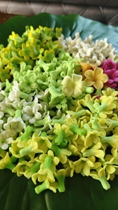 Flores de Cowslip Creeper Dok Kajorn Hechas a Mano y Personalizadas, Flores de Arcilla Tailandesa de Alta Calidad, Estilo Botánico Real, Decoración para Bodas y Festividades - Product Image 1