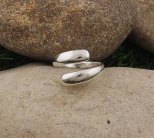 แหวนเงินแท้ 925 ดีไซน์คลาสสิคแบบ Bypass เรียบหรู ขัดเงา ปรับขนาดได้ แหวนเปิดวงแหวน สำหรับงานแต่งงาน งานปาร์ตี้ เครื่องประดับสำหรับผู้หญิง - Product Image 4