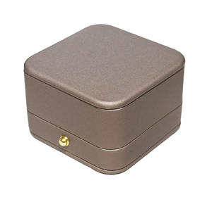 Caja de Joyería Rectangular de Cuero PU con Esquinas Redondeadas y Cierre de Hebilla Decorativa 70x70x45mm para el Día de San Valentín - Product Image 1