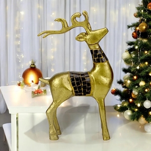 Figurine de renne sur pied sophistiquée en or métallique - Décoration de table de Noël avec motif mosaïque sur le cou et le corps - Product Image 6