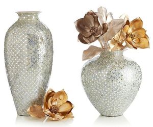 Vase moderne en métal argenté Zesty avec glaçure transparente pour un style frais et une décoration intérieure tendance - Product Image 5