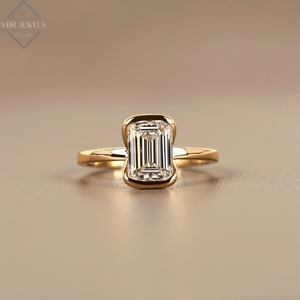 Anillo Solitario de Diamante Corte Esmeralda en Oro Amarillo con Engaste de Bisel, Joyería de Lujo para Compromiso, Boda, Novia, Regalo para Mujer, Proveedor - Product Image 1