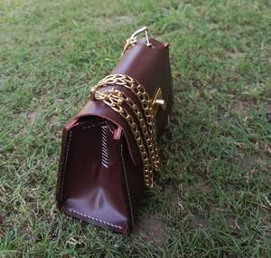 Mini sac à main en cuir véritable bordeaux avec chaîne, fermeture à loquet, poignée unique, sac à la mode pour le quotidien et les voyages - Product Image 3