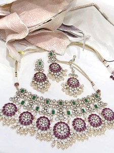 Conjunto de Joyería Nupcial Clásica India, Collar y Aretes con Rubíes y Esmeraldas, Collar Étnico Chapado en Oro para Boda, Compromiso o Fiesta - Product Image 2