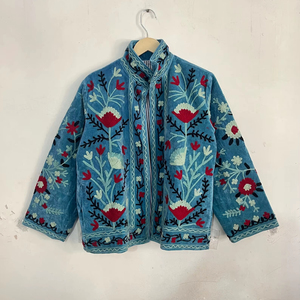 Chaqueta de terciopelo de diseñador con bordados, patrones florales detallados, estilo bohemio chic, para capas de invierno, ropa exterior de moda para mujer - Product Image 1