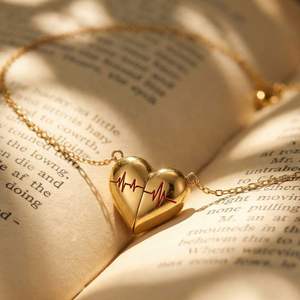 Collar Minimalista de Acero Inoxidable con Colgante de Corazón Dorado, Joyería de Moda - Product Image 2