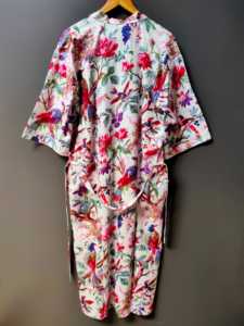 Bata Kimono Blanca con Estampado Floral para Mujer, con Cinturón, de Algodón Personalizado, Ecológica, Transpirable, de Manga Larga y Cuello en V, para Estar en Casa - Product Image 4